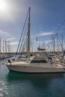 landskap med en hamn med yachter i de spanska stad av puerto rico på de kanariefågel ö av gran canaria foto