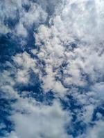 skön se av moln och blå himmel. foto