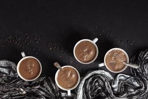 varma chokladmuggar med kaffebönor