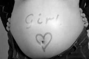 en gravid kvinnas mage foto