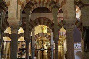 interiör av mezquita - moské - katedral av cordoba i Spanien foto