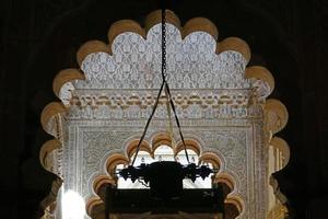 lampa i moské - katedral av cordoba i Spanien foto