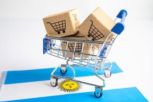 låda med shopping online kundvagn logotyp och Argentina flagga, import export shopping online eller handel finans leverans service butik produkt frakt, handel, leverantör koncept. foto