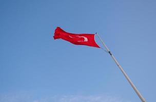 låg vinkel se av turkiska flagga mot himmel. foto