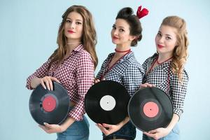 retro kvinnor utgör med musikalisk vinyl uppgifter foto