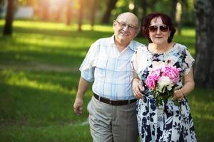Lycklig äldre par. stilig man och kvinna senior medborgare. Make och fru av gammal ålder för en promenad. foto