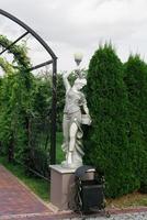 belarus. september 2022. en staty av en skulptur på de territorium av de versailles parkera hotell. klassisk landskap design foto