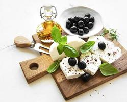 färsk ricotta med basilikablad och oliver