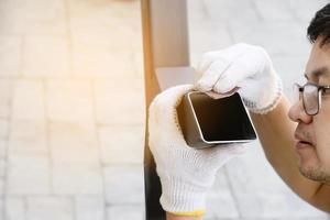 man arbete med stål möbel tillverkning jobb, hand innehav sand papper i industri fabrik professionell verkstad, hantlangare reparatör skicklighet service karriär foto