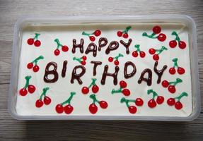 färgrik födelsedag kaka för Lycklig födelsedag fest, årsdag lycka firande hälsning händelse, Hem bageri Lycklig begrepp foto