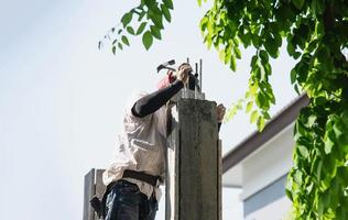 på plats byggare med bostadsail strukturell arbete installation, betong och stål kolum och stråle strukturera entreprenör professionell arbete begrepp foto