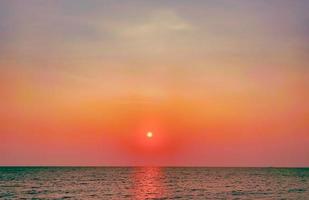 himmel solnedgång på strand landskap, huruvida dess de värma nyanser av en soluppgång eller solnedgång, skimrande reflexion av de Sol på de moln, de himmel och moln ha de kraft till inspirera känslor av vördnad och undra foto