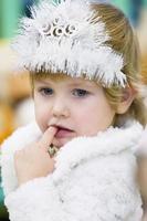 förälder dag i dagis.porträtt av en liten flicka med en jul krona. foto