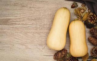 smörnöt squash eller smörnöt pumpa gramma på trä tabell kök bakgrund. vinter- höst vegetabiliska mat foto