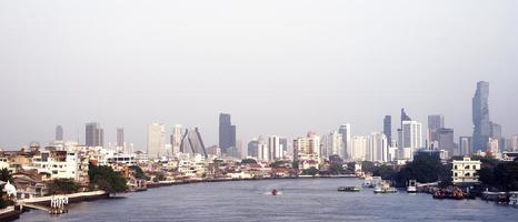 Bangkok, stadsbild byggnad med flod och båt bakgrund. horisont foto