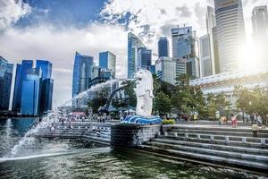 singapore-okt 28-den merlion fontän och marina bukt sand på okt, 28, 2014. merlion är ett imaginär varelse med en huvud av en lejon och de kropp av en fisk och symbol av Singapore. foto