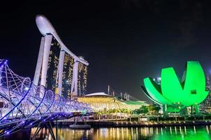 singapore-okt 27- de 6.3 miljard dollar. marina bukt sandstrand hotell dominerar de horisont på marina bukt och de helix bro på okt 27, 2014 i Singapore. foto