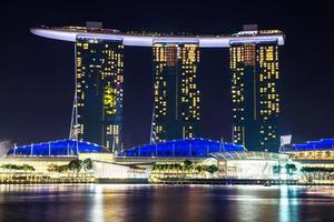 singapore-sep 04-den 6.3 biliion dollar.marina bukt sandstrand hotell dominerar de horisont på marina bukt på sep 04, 2014 i Singapore. foto
