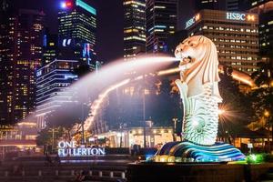 singapore-sep 04-den merlion fontän och stadens centrum på sep. 04, 2014. merlion är ett imaginär varelse med en huvud av en lejon och de kropp av en fisk och symbol av Singapore. foto