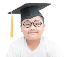 asiatisk skola unge examen leende med gradering keps isolerat foto