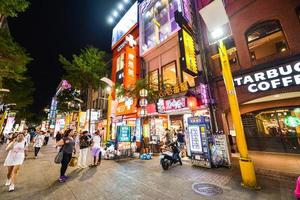 taipei, taiwan - oktober 10, 2017- ximending är en grannskap och handla distrikt i de wanhua distrikt av taipei, taiwan. den var de först fotgängare zon i taiwan foto