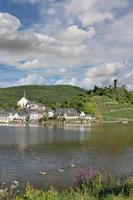 känd vin by av beilstein ,mosel flod, mosel dalen, Rheinland-Pfalz, Tyskland foto