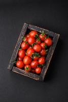 färsk röd körsbär tomater i en trä- årgång låda foto