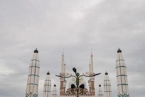 bra moské på de semarang central java, när dag tid med molnig himmel. de Foto är lämplig till använda sig av för Ramadhan affisch och muslim innehåll media.