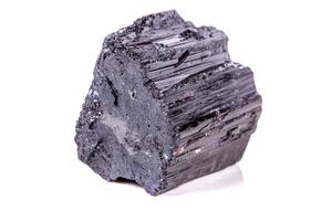 makro mineral sten sherle, schorl, svart turmalin på vit bakgrund foto