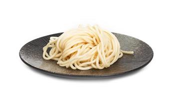 stänga upp Ramen eller soba spaghetti i svart maträtt isolerat på vit bakgrund foto
