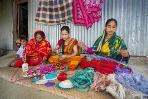 bangladesh Maj 14, 2018 hantverk by var hantverkare är framställning Hem och kontor Begagnade showpiece på ananas blad fibrer och banan fiber på tangail, bangladesh. foto