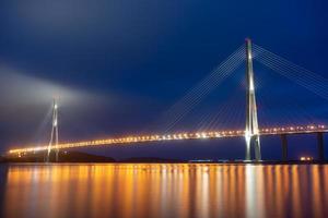 russky bridge på natten i Vladivostok, Ryssland foto