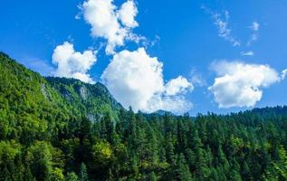 landskap med berg och skogar med en molnig blå himmel i abchazien foto