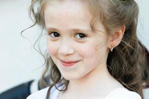 porträtt av en skön sex år gammal flicka. foto