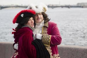 en man klädd som Peter de bra promenader runt om st. petersburg. foto