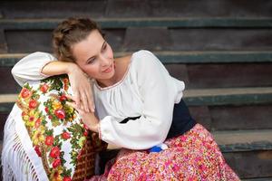 ryska kvinna med en nationell ryska scarf. foto