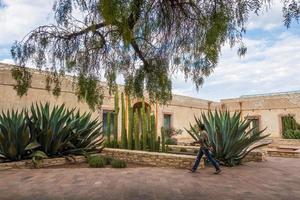 man besöker de gammal rustik modell skola med kaktus i mineral de pozos guanajuato mexico foto