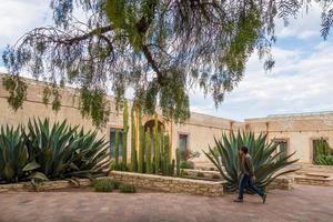 man besöker de gammal rustik modell skola med kaktus i mineral de pozos guanajuato mexico foto