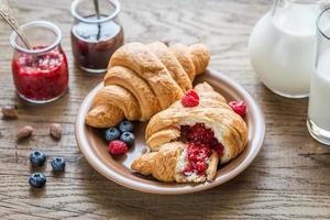 croissanter med bär foto