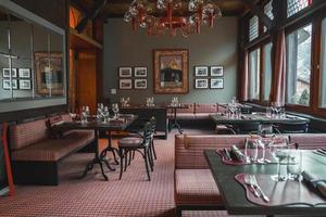 dining tabeller med soffor och stolar anordnad i lyxig alpina restaurang foto