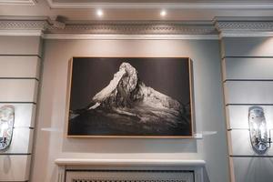 bild ram av berg monterad på vägg i lyx hotell foto