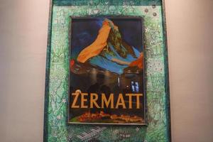 målning av berg med zermatt text monterad på vägg i tillflykt foto