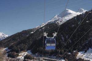 kabel- bil med bergen i bakgrund under vinter- foto