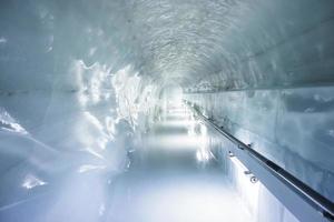 tömma gångstig i tunnel godkänd genom glaciär i is palats foto