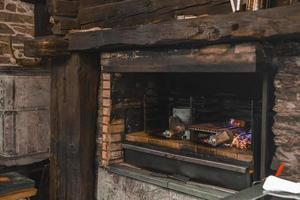 färsk kött matlagning i trä sparken ugn på restaurang kök foto