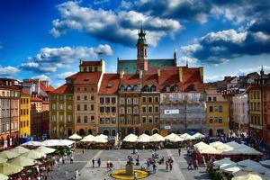 en se från ovan av de Warszawa gammal stad och de omgivande byggnader på en sommar dag foto