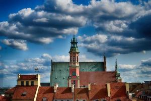 en se från ovan av de Warszawa gammal stad och de omgivande byggnader på en sommar dag foto