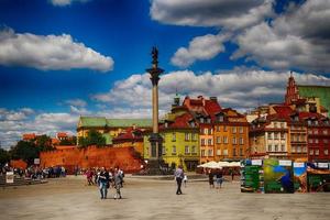 en se från ovan av de Warszawa gammal stad och de omgivande byggnader på en sommar dag foto