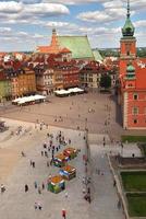 en se från ovan av de Warszawa gammal stad och de omgivande byggnader på en sommar dag foto