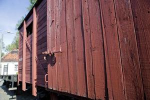 skön gammal förstörd historisk järnväg stående i de museum foto